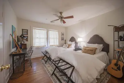 Image de Cozy in the city. . . blocks to Mtsu & 1 mile stroll down Main to historic Square