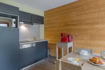 Confortable appartement pour 8 personnes avec Wifi, piscine, Tv, terrasse, animaux admis et parking