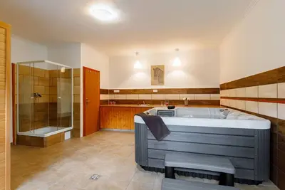 Magnifique maison de vacances privée avec bain à remous, piscine privée, Tv, terrasse et parking