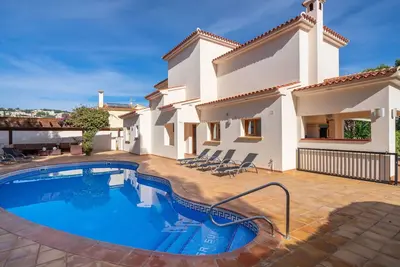 Image de Belle maison de vacances privée avec Wifi, piscine privée, climatisation, Tv, patio et parking