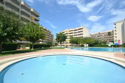 Image de Joli appartement pour 8 personnes avec Wifi, piscine, climatisation, Tv et terrasse