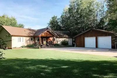 Lac du Lakehouse -  Spacious 3bdrm, 2bath Waterfront home on Wpg River in Ldb