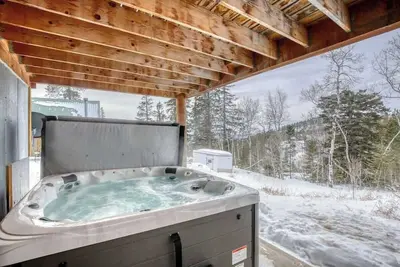 Image de Woodland Retreat – Cozy Cabin with Hot Tub & Ski Access