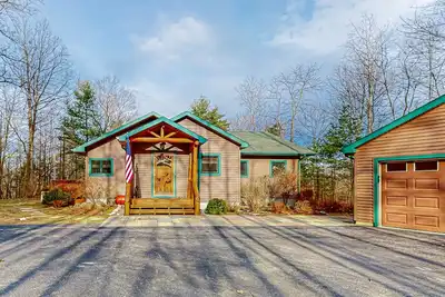 Image de Dog-friendly home near Lake George with deck, grill, media room, fireplace, W/D