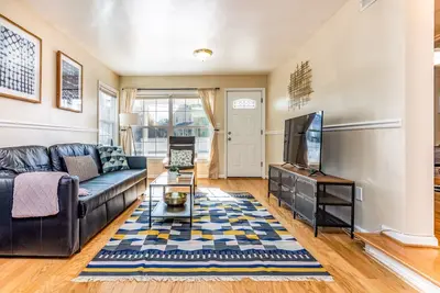 CozySuites | Cozy House 10min to Monuments & Dc