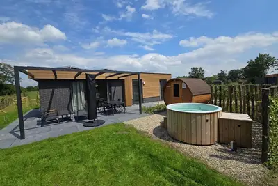 Image de The six-person holiday villa Amalia with a private sauna and hot tub has a spacious living room, open kitchen, three bedrooms and a spacious patio.