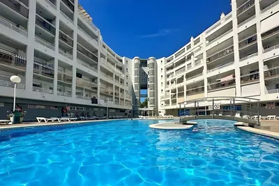 Image de Appartement Moderne avec Terrasse, Wi-Fi et Piscines à 300m de la Plage