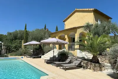 Image de La Villa Ocre, en Provence Verte, entre la Méditerranée et les Gorges du Verdon.