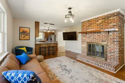 Image de The Wrenley Chateau! Convenient Location+Fire pit!