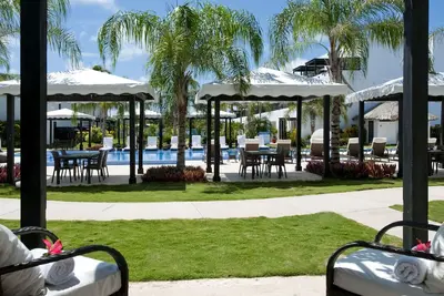 Image de Flash Sale! Tropical Luxury: 3 Bed Condo, Pool View, Belizean Charm