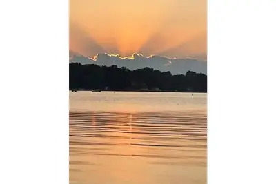 Image de Lake it Easy at this beautiful 2 bedroom lake home
