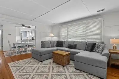 Image de Normandy Beach Retreat! Beach Block 7 Bedrooms!