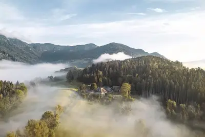 Image de I-am-escape Ein 700 000m2 Life Work Retreat im Herzen Europas