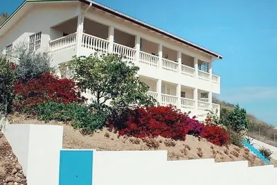 Image de Spacious 1 bedroom apartment with beautiful views and large pool