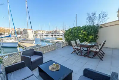 Image de Marina avec vue imprenable sur le port et les bateaux