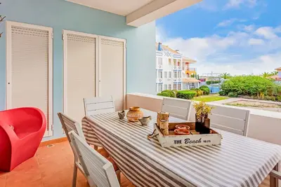 Image de Golden 1 Bdr Flat W/ Balcony & Pool by LovelyStay