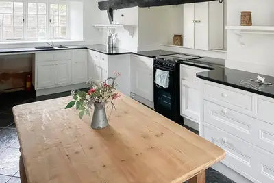 Image de Escape to a cosy six-bedroom holiday home in Ilton.
