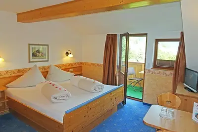 Image de Doppelzimmer Standard mit Seeblick - Staudacher Hof Das Romantische Haus