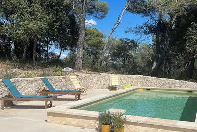 Image de Maison Sud Luberon avec piscine au calme sur un très grand terrain boisé clôturé