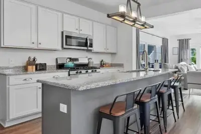 Image de Sleeps 10 w/ Hot Tub, Stocked Kitchen, Lake Views