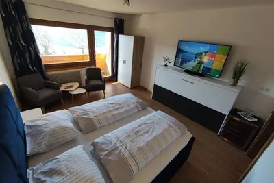 Image de Premium Doppelzimmer mit Balkon und Seeblick - Pension Zum Mühlrad
