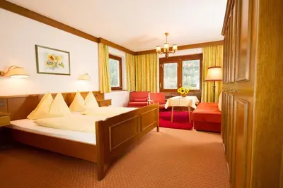 Image de Wohn-schlafzimmer mit Balkon und Sitzecke - Hotel-garni Haus Sonnblick