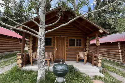 Image de Comfy cabin is situated on the Silver Gate property which overlooks 10, 000ft tall mountain peaks surrounding the town.