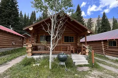 Image de Comfy cabin is situated on the Silver Gate property which overlooks 10, 000ft tall mountain peaks surrounding the town.