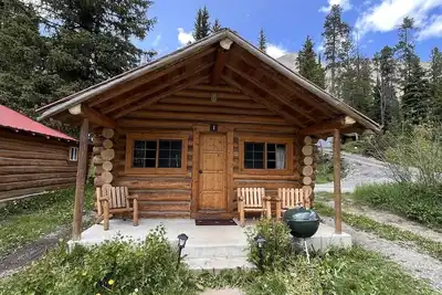 Image de Comfy cabin is situated on the Silver Gate property which overlooks 10, 000ft tall mountain peaks surrounding the town.
