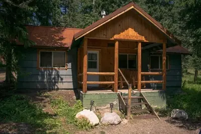Image de Comfy cabin is situated on the Silver Gate property which overlooks 10, 000ft tall mountain peaks surrounding the town.