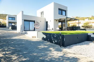 Image de Moderene Villa mit Meerblick Mit Grosser Terasse und Balkon Neubau