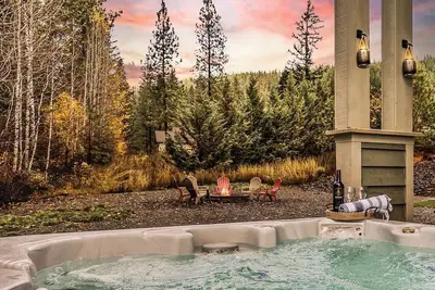 Image de Cozy cabin | Private hot tub | Seasonal pool | Game room | Ev charger | Dogs Ok