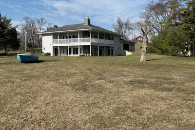 Image de Spacious Vineyard Lake Lakefront Cottage within 5 minutes of Mis