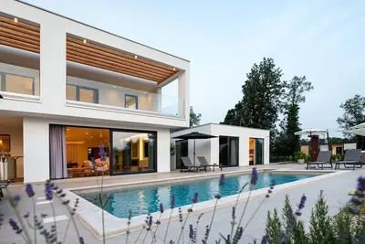 Image de Maison de vacances privée avec bain à remous, piscine privée, Wifi, climatisation, Tv, terrasse