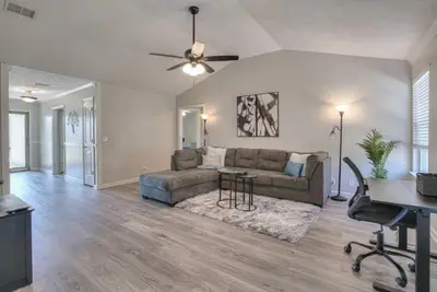 Image de St Andrews- Location! Beautiful Newer home