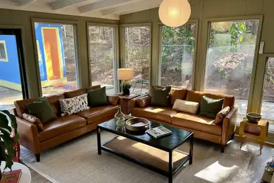 Image de Downtown and Charming!