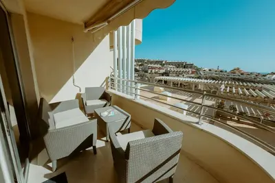 Splendeur vue sur mer : Confort moderne à 2 chambres