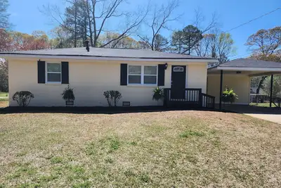 Image de Welcome to the Hollywood of the South! 2 miles from Covington Square.