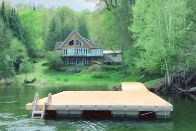 Image de ✨️ Waterfront✨️Sleeps 10✨️Hot Tub ♨ ✨️ 4 Bdrm 5 Beds 3 Baths✨Cathedral Ceilings