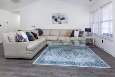 Image de HollyHill located center of uptown …. 5 minutes\n