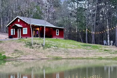 Image de Mountain Cabin, private pond, ride 2 Wpg trails, \nFirepit, private, king, WiFi