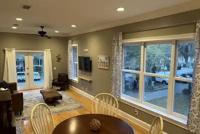 Image de Beautiful, spacious 2rd floor apartment in the Darien historic district.