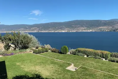 Image de Bc Str Registry No. H795481396 \nExplore Fall Wine Touring & 30 min. to Ski Apex