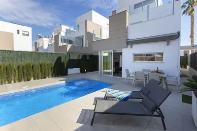 Image de Chalet con Piscina Independiente en Guardamar