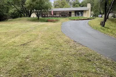 Image de Cozy family home right near Yosemite!