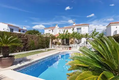 Image de Belle maison de vacances privée pour 8 personnes avec climatisation, piscine privée, Tv et patio