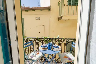 Image de Comfortable, finely renovated two-room apartmentperfect toaccommodate up to 4 people, located on the first floor of a typical Ligurian building (No lift) in the center of Sanremo, a few mt from the famous Casino. Nearby is Via Matteotti, the heart of the