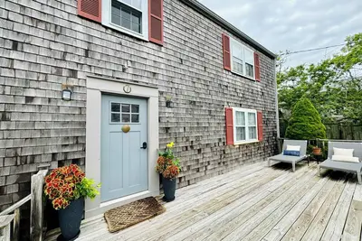 Image de Large family style home, mid island. Large yard!