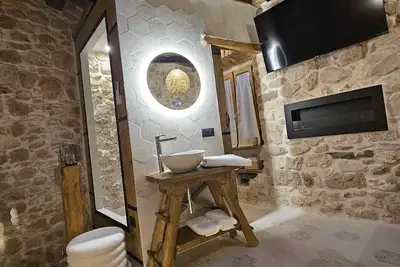 Image de La Nuit d'Amélie. . . . a cozy retreat with hot tub. . . . .