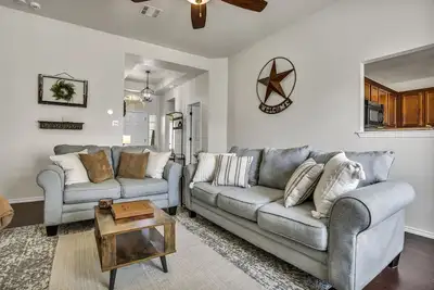 Image de Cozy, pet friendly Texan home/walk to restaurants! /King Bed w/ workspace